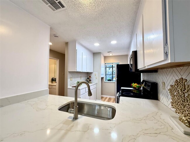 Building Photo - 7122 Wood Hollow Dr
