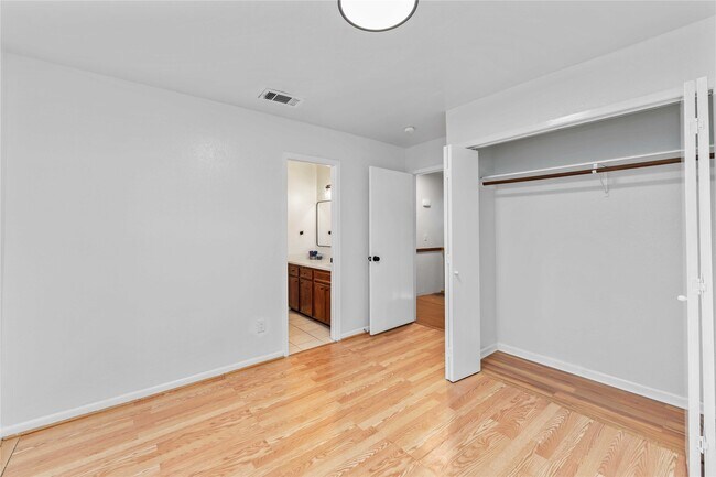 Building Photo - 13911 Hollowgreen Dr