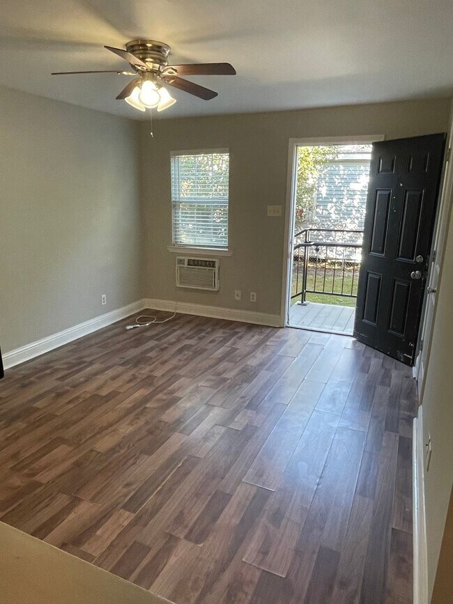 Building Photo - Renovated 1BD/1BA 2 Blocks Off St Charles Ave