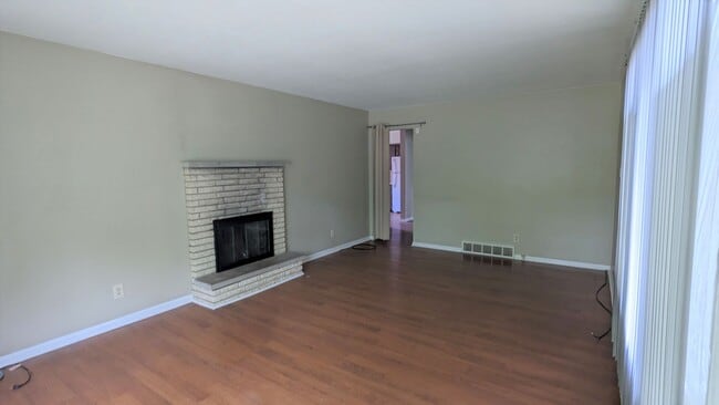 Building Photo - 1264 Flower Ave