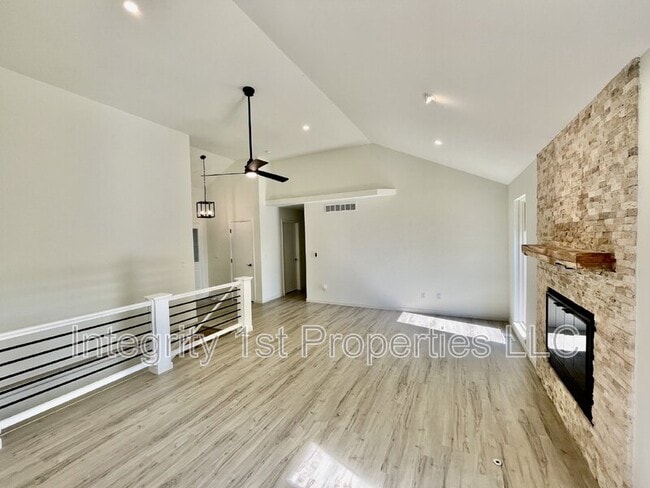Building Photo - 905 SW Foxtail Dr