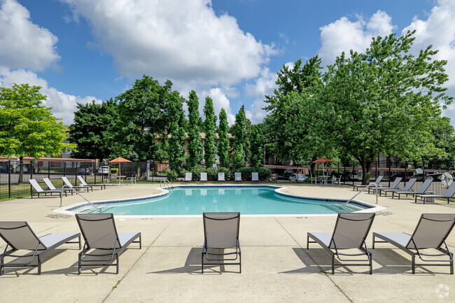 Building Photo - Six Trails Apartments - Saline, MI