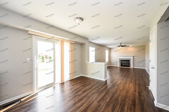 Building Photo - 113 Songbird Ct