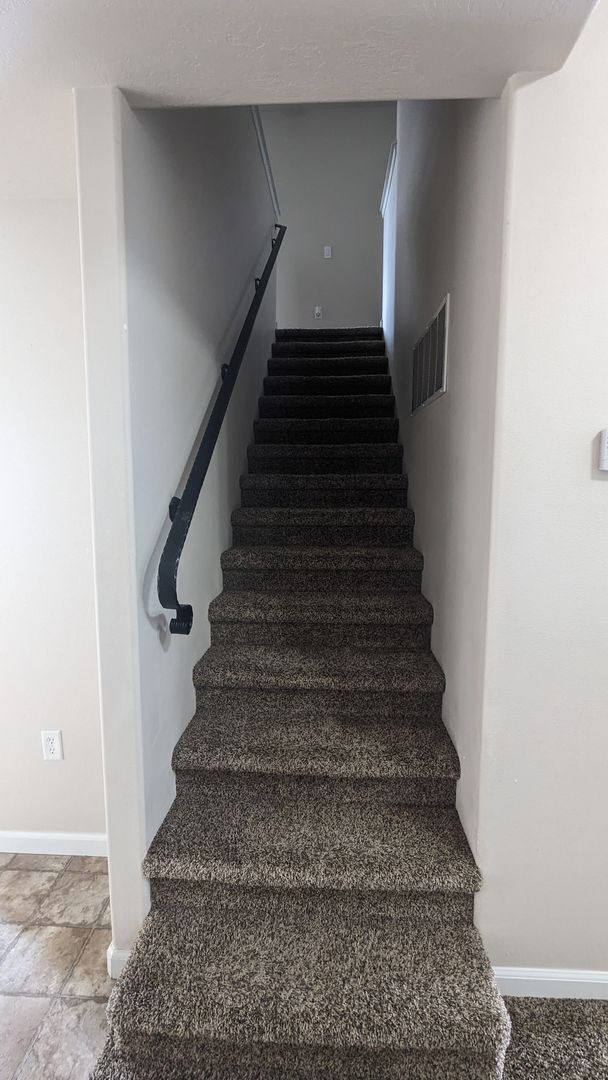 Building Photo - 3 Bed 2.5 Townhome