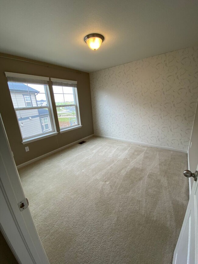 Building Photo - Lovely 4 Bedroom/3 Bathroom Erie Home - Available June!!