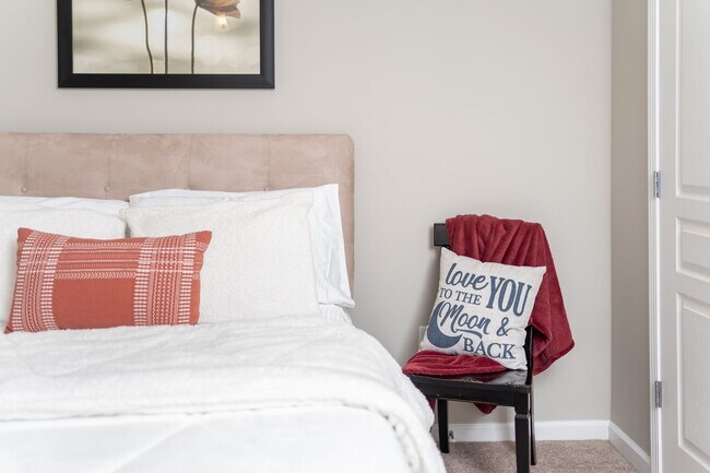 Building Photo - 3 Bedroom Flat, End unit Apartment - Available at Woodlands with $500 deposit. Ask your leasing a...