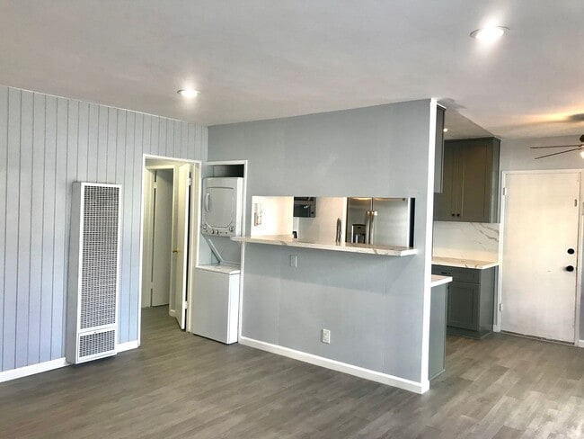 Building Photo - Gorgeous Remodeled Downstairs Apartment w/Patio+Prvt Laundry+Garage+Views of Canals