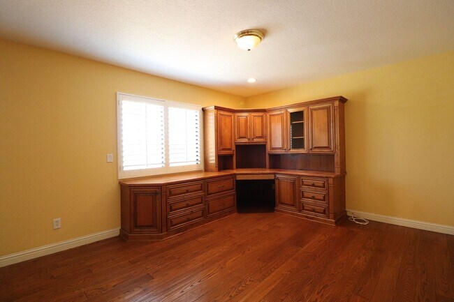 Building Photo - Beautiful Executive Home on the Golf Course