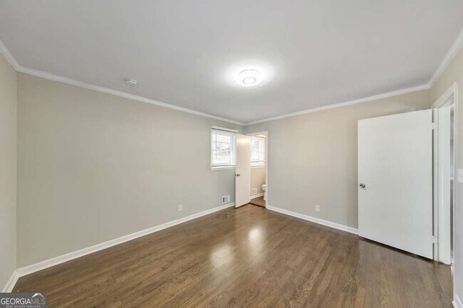 Building Photo - 909 Rosedale Dr