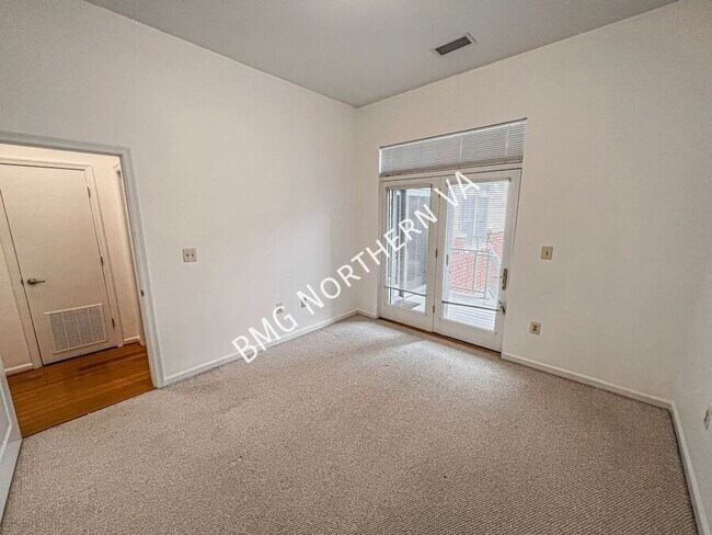 Building Photo - 309 Holland Ln