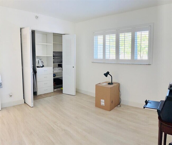 Building Photo - 2112 S Cypress Bend Dr