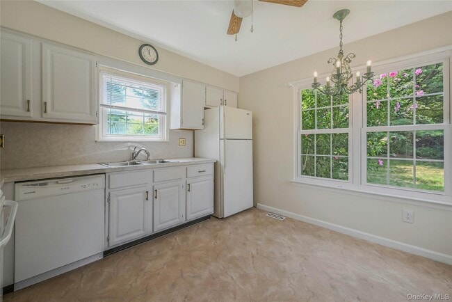 Building Photo - 2555 Youngs Ave