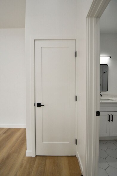 Building Photo - 4751 Kraft Ave