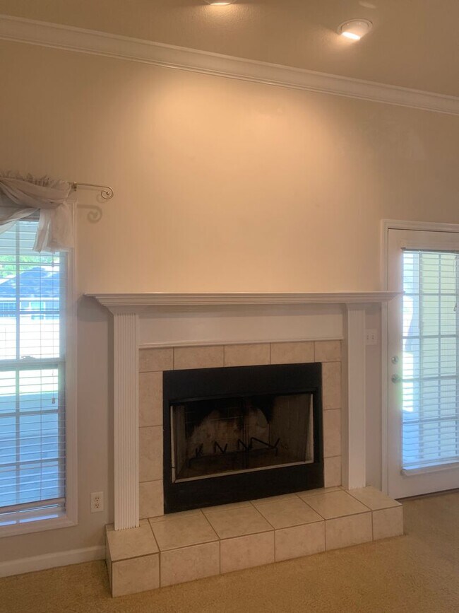 Building Photo - 4bd/2ba located in the Highlands Subdivision right off of Bemiss.