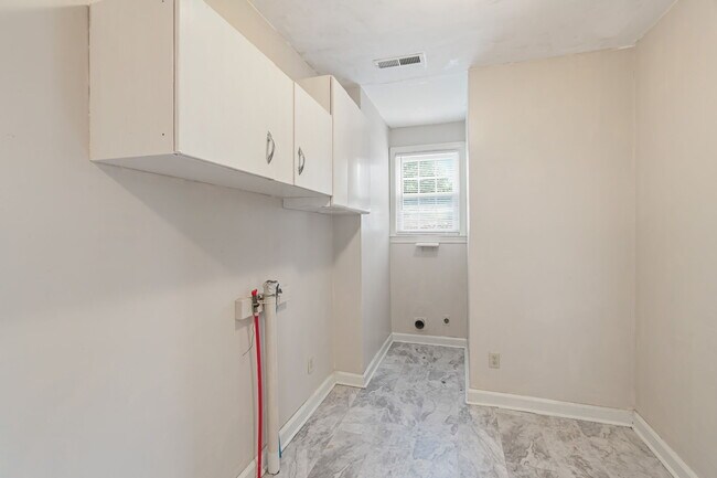 Building Photo - 1315 E Red Bud Rd