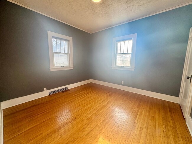Building Photo - **AVAILABLE NOW** Centrally located 3-bedroom 2-bath
