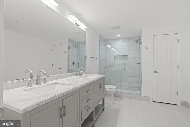 Building Photo - 812 Park Ave