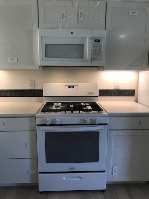 Building Photo - Newly Renovated Home! Charming Neighborhoo...
