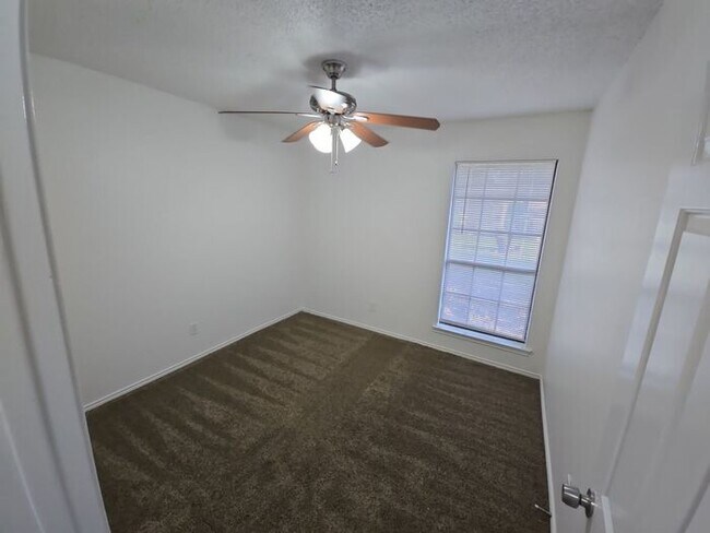 Building Photo - ***Charming Fort Worth 4 Bed 2 Bath w/ Gar...