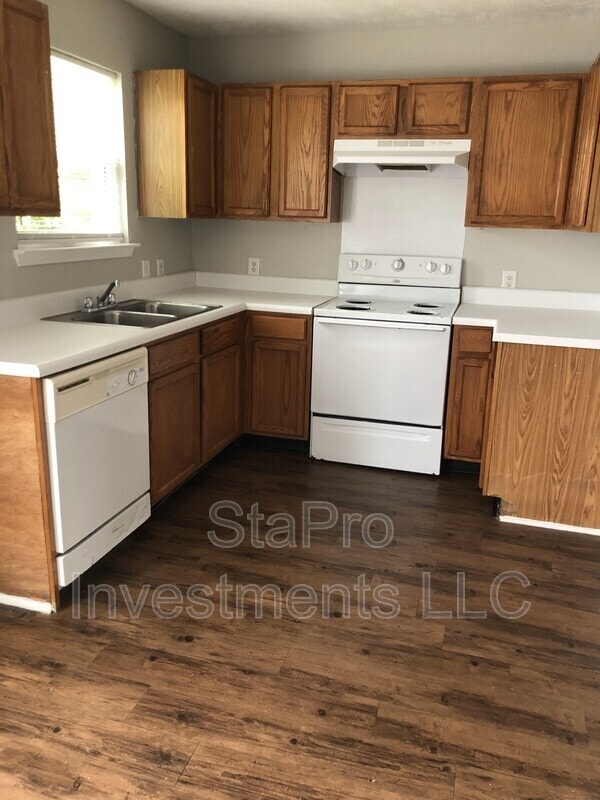 Building Photo - 114 Village St