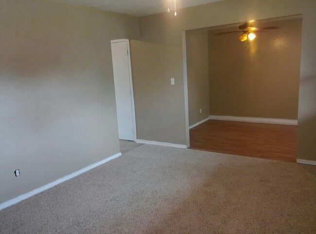 Building Photo - 4013 Locust Dr