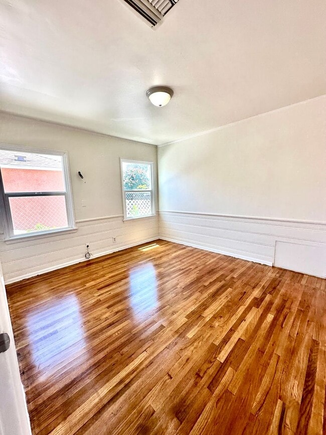 Building Photo - Single Family Home w/Backyard - 3 Bed/1 Bath
