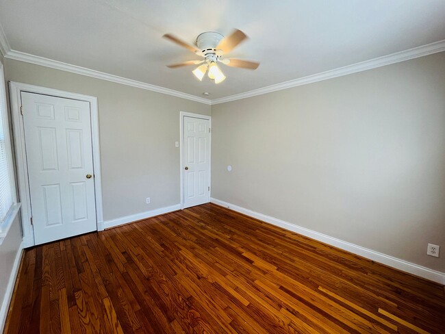 Building Photo - 3 Bed 1 Bath - Harwood Floors