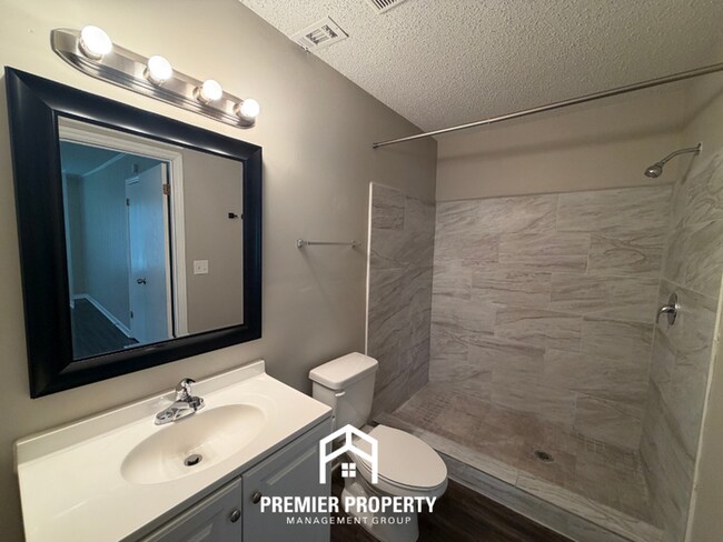 Building Photo - Charming 3BR/2BA East Memphis Home | 1,795 Sq Ft, Hardwood Floors & Fireplace