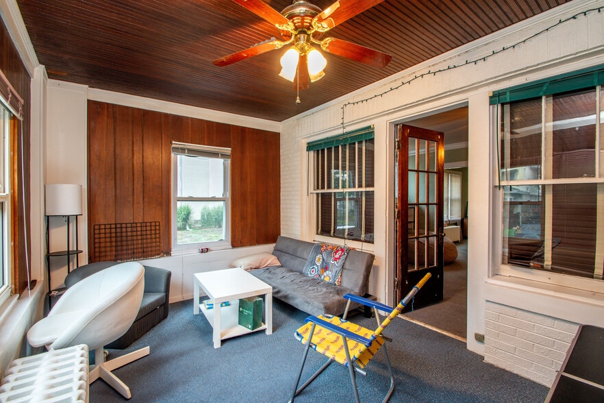 Building Photo - 1411 W Barker Ave