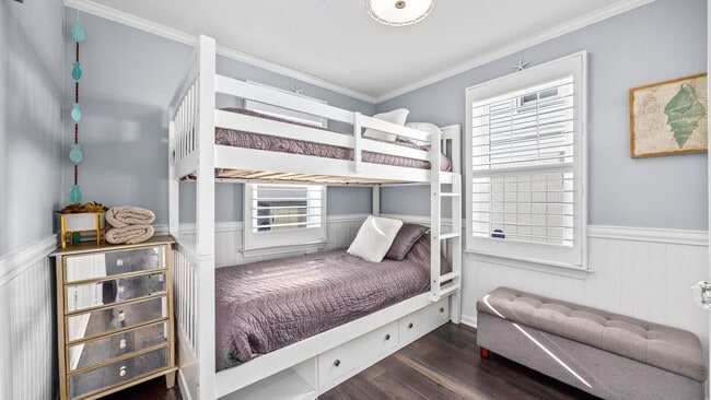 Building Photo - 816 St James Pl