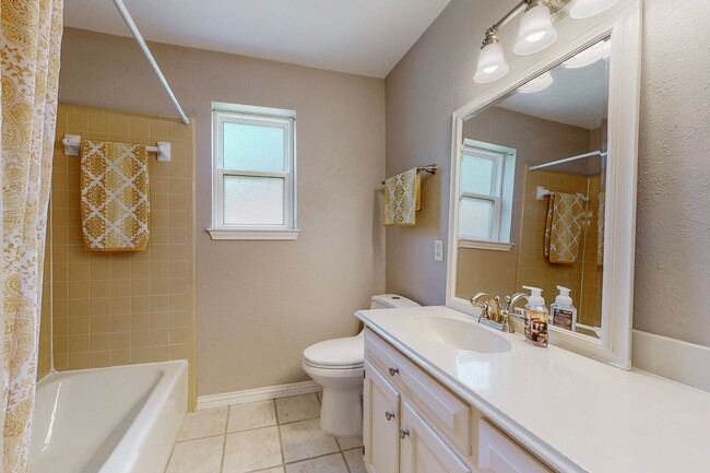 Building Photo - Available Mid-June | 3 Bedroom Arlington H...