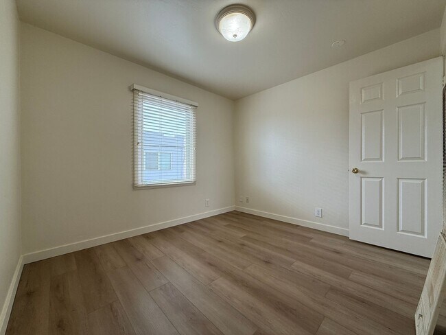 Building Photo - 622 Tamarack Ln