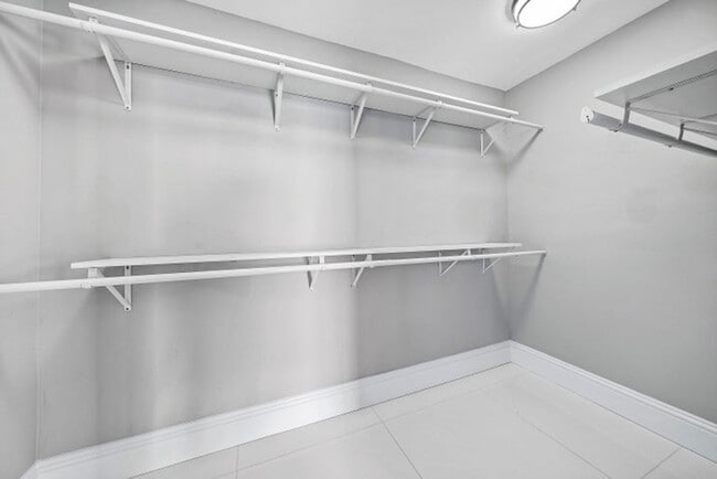 Building Photo - 417 N Country Club Dr