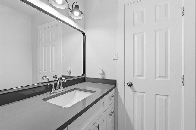 Building Photo - 1911 Hearthside Dr