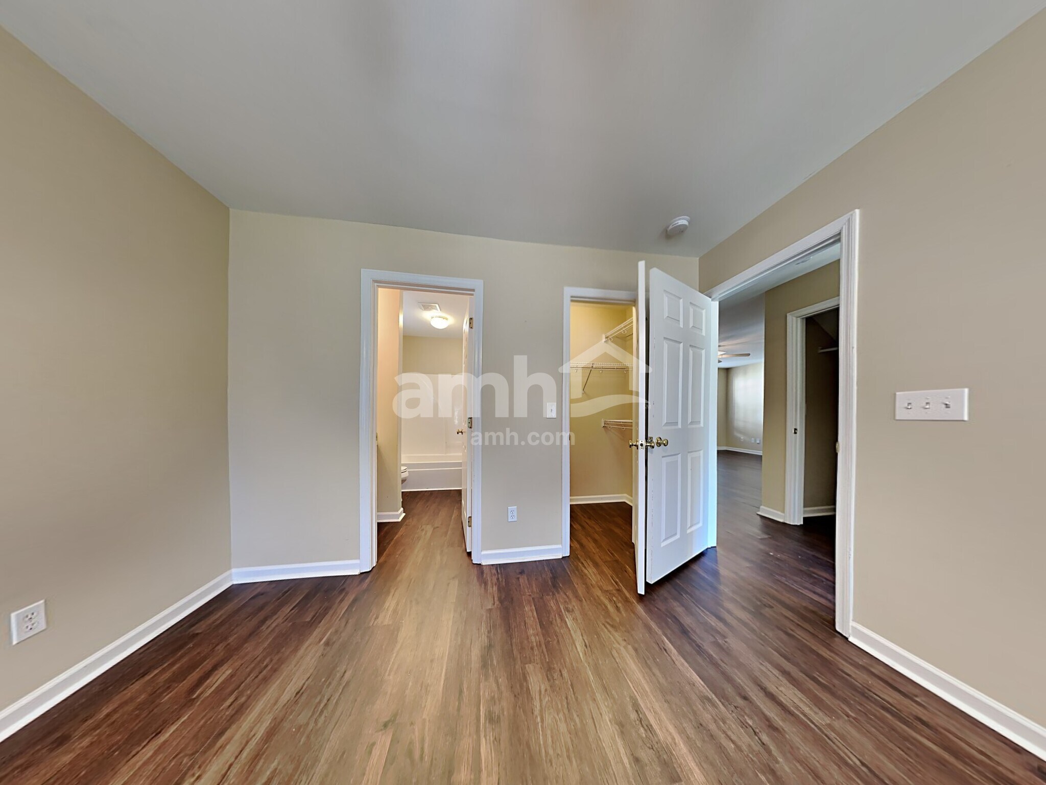 Building Photo - 9001 Greenbriar Dr