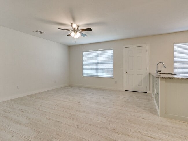 Building Photo - 4 bedroom 2 bath home in Tecumseh!