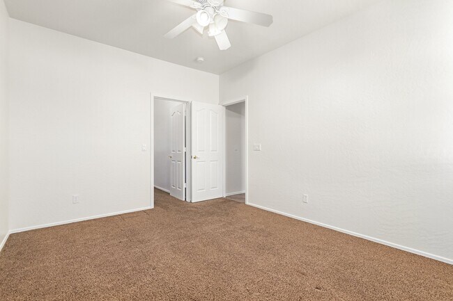 Building Photo - 4384 E Cherry Hills Dr
