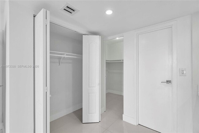 Building Photo - 100 Bayview Dr