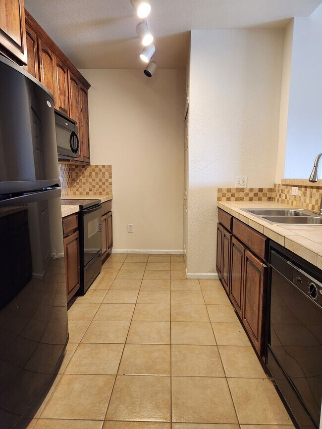 Building Photo - 3rd floor condo close to Cherry Creek Reservoir and DTC!