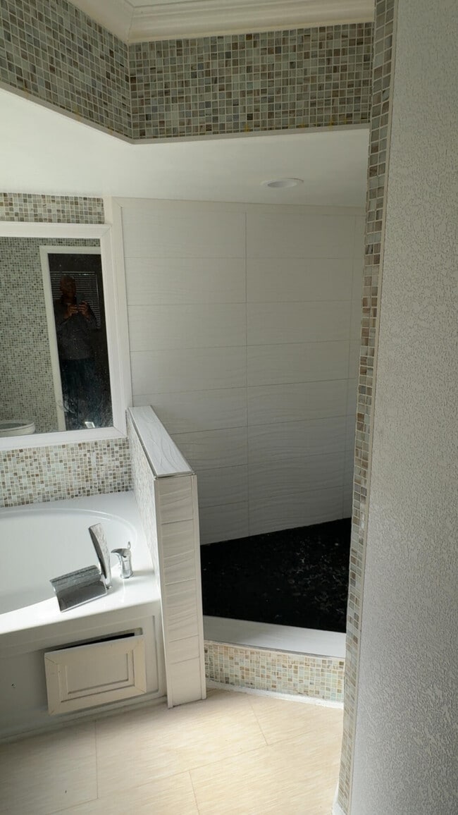 Building Photo - 5855 Northpointe Ln