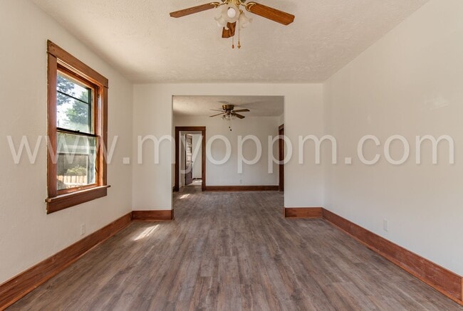 Building Photo - Lovely 2 Bedroom / 1 Bathroom Home | Benson