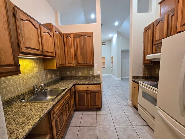 Building Photo - Charming 2-bedroom, 2-bathroom home
