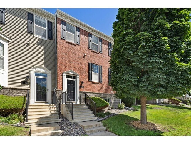 Building Photo - 731 2nd St NE