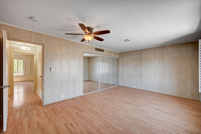 Building Photo - 578 Tam O Shanter