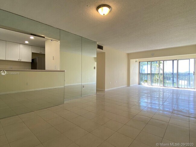 Building Photo - 9180 Fontainebleau Blvd