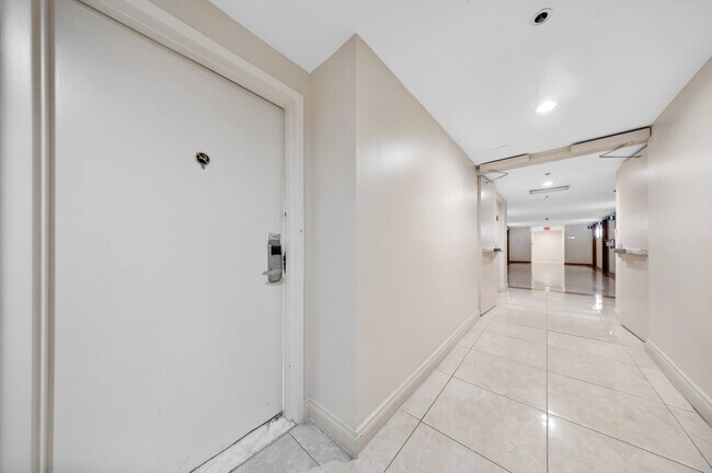 Building Photo - 1717 N Bayshore Dr