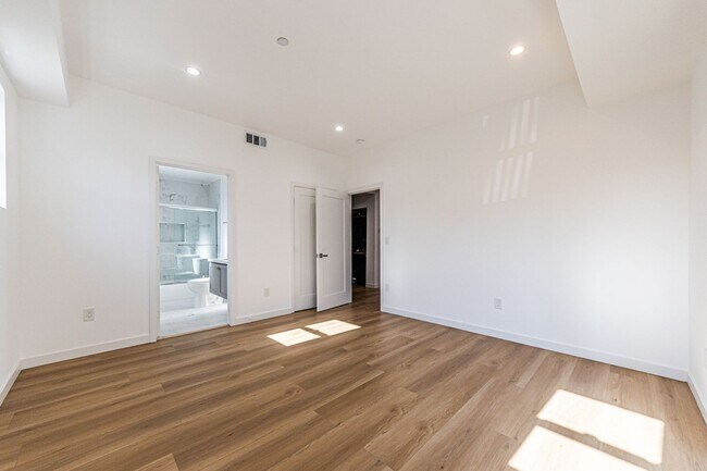 Building Photo - 5253 Agnes Ave