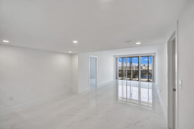 Building Photo - 3625 N Country Club Dr