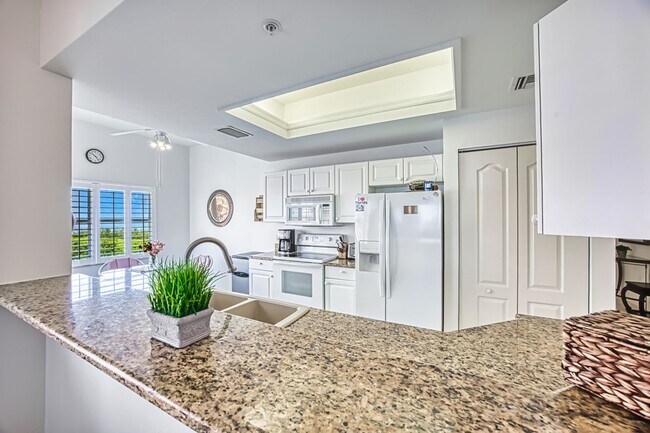 Building Photo - 3 bedroom 2.5 bathroom furnished condo