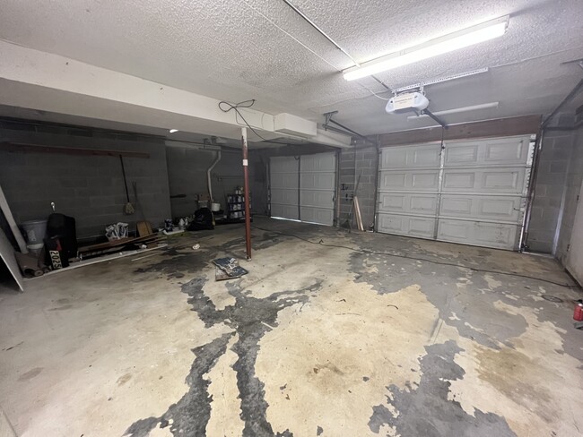 Building Photo - 2025 Canby Hills Rd